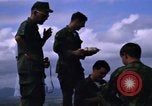 Image serveurs la Croix-Rouge le dîner de Noël Phu Cat Vietnam, 1968, de la seconde 54 séquences d'archives historiques vidéo 65675025466