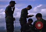 Image serveurs la Croix-Rouge le dîner de Noël Phu Cat Vietnam, 1968, de la seconde 56 séquences d'archives historiques vidéo 65675025466