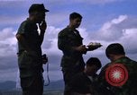 Image serveurs la Croix-Rouge le dîner de Noël Phu Cat Vietnam, 1968, de la seconde 57 séquences d'archives historiques vidéo 65675025466