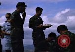 Image serveurs la Croix-Rouge le dîner de Noël Phu Cat Vietnam, 1968, de la seconde 58 séquences d'archives historiques vidéo 65675025466