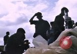 Image serveurs la Croix-Rouge le dîner de Noël Phu Cat Vietnam, 1968, de la seconde 60 séquences d'archives historiques vidéo 65675025466