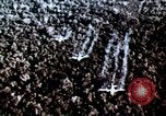 Standbild Schutz gegen Nerv agent Spray attack United States USA, 1968, aus Sekunde 10 historischem Filmmaterial Videoclip 65675025477