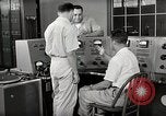 Image Voice of America relais de diffusion des activités de la station Onna Okinawa au Japon, 1953, de la seconde 26 séquences d'archives historiques vidéo 65675025502