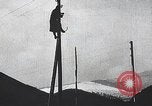 Standbild französischen Soldaten der Kommunikation per Telefon Feld Frankreich, 1916, aus Sekunde 4 historischem Filmmaterial Videoclip 65675025515