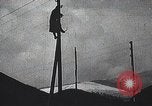 Standbild französischen Soldaten der Kommunikation per Telefon Feld Frankreich, 1916, aus Sekunde 7 historischem Filmmaterial Videoclip 65675025515