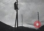 Standbild französischen Soldaten der Kommunikation per Telefon Feld Frankreich, 1916, aus Sekunde 8 historischem Filmmaterial Videoclip 65675025515