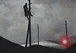 Standbild französischen Soldaten der Kommunikation per Telefon Feld Frankreich, 1916, aus Sekunde 12 historischem Filmmaterial Videoclip 65675025515