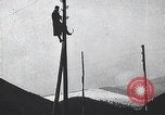 Standbild französischen Soldaten der Kommunikation per Telefon Feld Frankreich, 1916, aus Sekunde 15 historischem Filmmaterial Videoclip 65675025515