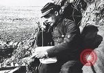 Standbild französischen Soldaten der Kommunikation per Telefon Feld Frankreich, 1916, aus Sekunde 17 historischem Filmmaterial Videoclip 65675025515