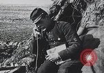 Standbild französischen Soldaten der Kommunikation per Telefon Feld Frankreich, 1916, aus Sekunde 19 historischem Filmmaterial Videoclip 65675025515