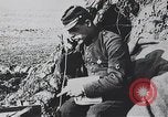 Standbild französischen Soldaten der Kommunikation per Telefon Feld Frankreich, 1916, aus Sekunde 20 historischem Filmmaterial Videoclip 65675025515
