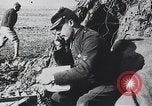 Standbild französischen Soldaten der Kommunikation per Telefon Feld Frankreich, 1916, aus Sekunde 22 historischem Filmmaterial Videoclip 65675025515