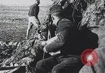 Standbild französischen Soldaten der Kommunikation per Telefon Feld Frankreich, 1916, aus Sekunde 23 historischem Filmmaterial Videoclip 65675025515
