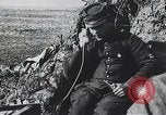 Standbild französischen Soldaten der Kommunikation per Telefon Feld Frankreich, 1916, aus Sekunde 25 historischem Filmmaterial Videoclip 65675025515