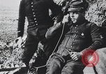 Standbild französischen Soldaten der Kommunikation per Telefon Feld Frankreich, 1916, aus Sekunde 26 historischem Filmmaterial Videoclip 65675025515