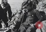 Standbild französischen Soldaten der Kommunikation per Telefon Feld Frankreich, 1916, aus Sekunde 27 historischem Filmmaterial Videoclip 65675025515