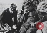Standbild französischen Soldaten der Kommunikation per Telefon Feld Frankreich, 1916, aus Sekunde 28 historischem Filmmaterial Videoclip 65675025515