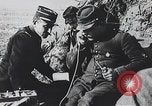Standbild französischen Soldaten der Kommunikation per Telefon Feld Frankreich, 1916, aus Sekunde 29 historischem Filmmaterial Videoclip 65675025515