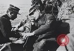 Standbild französischen Soldaten der Kommunikation per Telefon Feld Frankreich, 1916, aus Sekunde 30 historischem Filmmaterial Videoclip 65675025515
