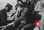Standbild französischen Soldaten der Kommunikation per Telefon Feld Frankreich, 1916, aus Sekunde 31 historischem Filmmaterial Videoclip 65675025515