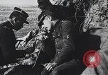 Standbild französischen Soldaten der Kommunikation per Telefon Feld Frankreich, 1916, aus Sekunde 32 historischem Filmmaterial Videoclip 65675025515