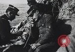 Standbild französischen Soldaten der Kommunikation per Telefon Feld Frankreich, 1916, aus Sekunde 33 historischem Filmmaterial Videoclip 65675025515