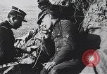 Standbild französischen Soldaten der Kommunikation per Telefon Feld Frankreich, 1916, aus Sekunde 34 historischem Filmmaterial Videoclip 65675025515