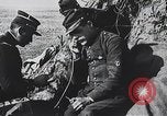 Standbild französischen Soldaten der Kommunikation per Telefon Feld Frankreich, 1916, aus Sekunde 35 historischem Filmmaterial Videoclip 65675025515