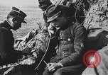 Standbild französischen Soldaten der Kommunikation per Telefon Feld Frankreich, 1916, aus Sekunde 36 historischem Filmmaterial Videoclip 65675025515
