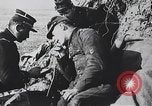 Standbild französischen Soldaten der Kommunikation per Telefon Feld Frankreich, 1916, aus Sekunde 37 historischem Filmmaterial Videoclip 65675025515