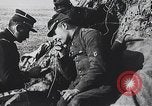 Standbild französischen Soldaten der Kommunikation per Telefon Feld Frankreich, 1916, aus Sekunde 38 historischem Filmmaterial Videoclip 65675025515