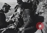 Standbild französischen Soldaten der Kommunikation per Telefon Feld Frankreich, 1916, aus Sekunde 39 historischem Filmmaterial Videoclip 65675025515