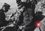 Standbild französischen Soldaten der Kommunikation per Telefon Feld Frankreich, 1916, aus Sekunde 40 historischem Filmmaterial Videoclip 65675025515