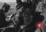 Standbild französischen Soldaten der Kommunikation per Telefon Feld Frankreich, 1916, aus Sekunde 41 historischem Filmmaterial Videoclip 65675025515