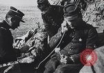 Standbild französischen Soldaten der Kommunikation per Telefon Feld Frankreich, 1916, aus Sekunde 42 historischem Filmmaterial Videoclip 65675025515