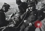 Standbild französischen Soldaten der Kommunikation per Telefon Feld Frankreich, 1916, aus Sekunde 43 historischem Filmmaterial Videoclip 65675025515