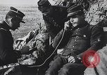 Standbild französischen Soldaten der Kommunikation per Telefon Feld Frankreich, 1916, aus Sekunde 44 historischem Filmmaterial Videoclip 65675025515