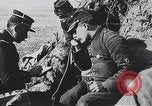 Standbild französischen Soldaten der Kommunikation per Telefon Feld Frankreich, 1916, aus Sekunde 45 historischem Filmmaterial Videoclip 65675025515