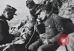 Standbild französischen Soldaten der Kommunikation per Telefon Feld Frankreich, 1916, aus Sekunde 46 historischem Filmmaterial Videoclip 65675025515