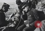 Standbild französischen Soldaten der Kommunikation per Telefon Feld Frankreich, 1916, aus Sekunde 47 historischem Filmmaterial Videoclip 65675025515