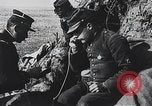 Standbild französischen Soldaten der Kommunikation per Telefon Feld Frankreich, 1916, aus Sekunde 48 historischem Filmmaterial Videoclip 65675025515