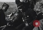 Standbild französischen Soldaten der Kommunikation per Telefon Feld Frankreich, 1916, aus Sekunde 49 historischem Filmmaterial Videoclip 65675025515