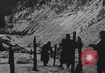 Standbild französische Truppen vorbereiten Stacheldraht Barrikaden Frankreich, 1916, aus Sekunde 3 historischem Filmmaterial Videoclip 65675025516