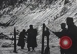 Standbild französische Truppen vorbereiten Stacheldraht Barrikaden Frankreich, 1916, aus Sekunde 6 historischem Filmmaterial Videoclip 65675025516