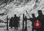 Standbild französische Truppen vorbereiten Stacheldraht Barrikaden Frankreich, 1916, aus Sekunde 7 historischem Filmmaterial Videoclip 65675025516