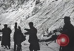 Standbild französische Truppen vorbereiten Stacheldraht Barrikaden Frankreich, 1916, aus Sekunde 14 historischem Filmmaterial Videoclip 65675025516