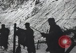 Standbild französische Truppen vorbereiten Stacheldraht Barrikaden Frankreich, 1916, aus Sekunde 15 historischem Filmmaterial Videoclip 65675025516