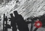 Standbild französische Truppen vorbereiten Stacheldraht Barrikaden Frankreich, 1916, aus Sekunde 17 historischem Filmmaterial Videoclip 65675025516