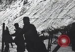 Standbild französische Truppen vorbereiten Stacheldraht Barrikaden Frankreich, 1916, aus Sekunde 18 historischem Filmmaterial Videoclip 65675025516