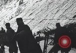 Standbild französische Truppen vorbereiten Stacheldraht Barrikaden Frankreich, 1916, aus Sekunde 19 historischem Filmmaterial Videoclip 65675025516